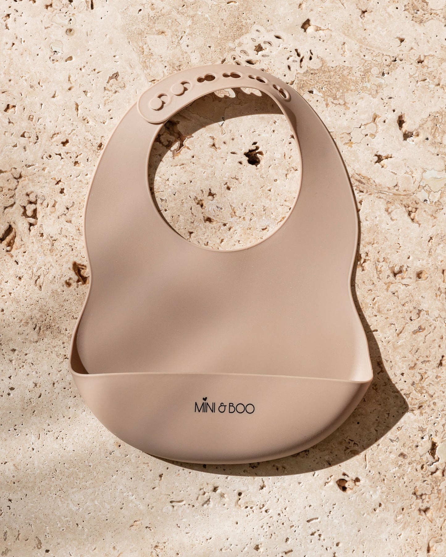 Mini and Boo silicone bib in cinnamon– adjustable neck, deep food catcher pocket, BPA-free, dishwasher-safe toddler feeding accessory.
