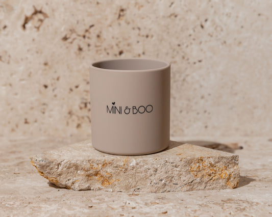 Mini and Boo silicone kiddy cup – 250 ml plastic-free, BPA, lead and phthalate-free, soft silicone, dishwasher safe toddler transition cup with flat bottom for stability.