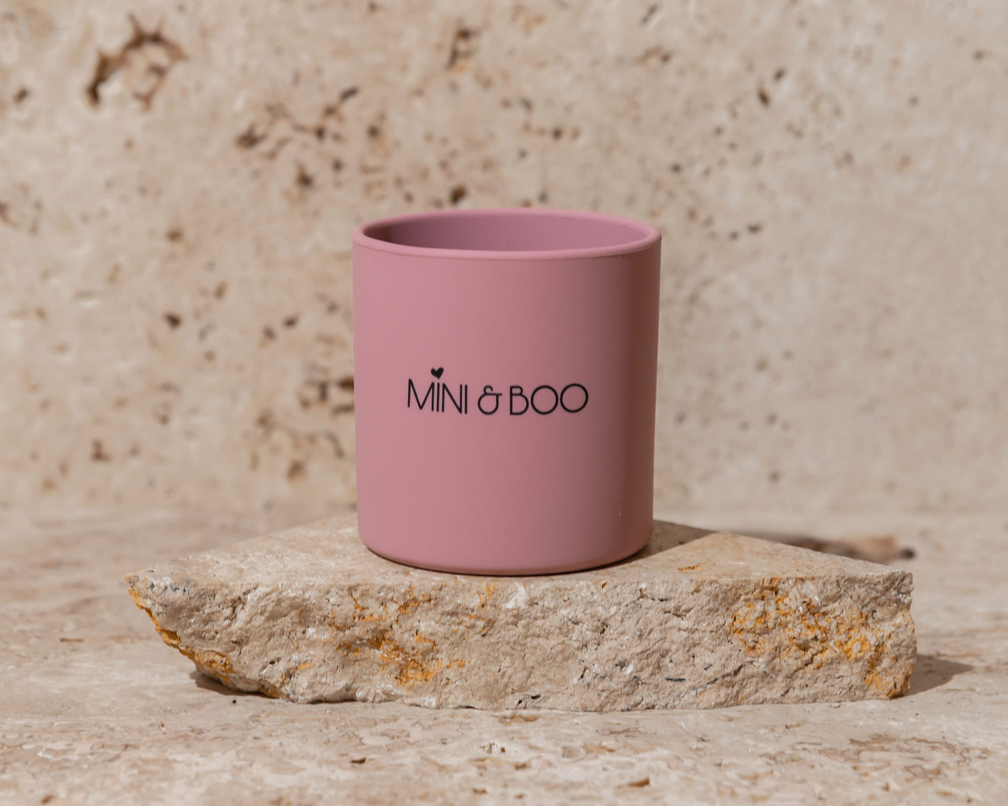 Mini and Boo silicone kiddy cup – 250 ml plastic-free, BPA, lead and phthalate-free, soft silicone, dishwasher safe toddler transition cup with flat bottom for stability.