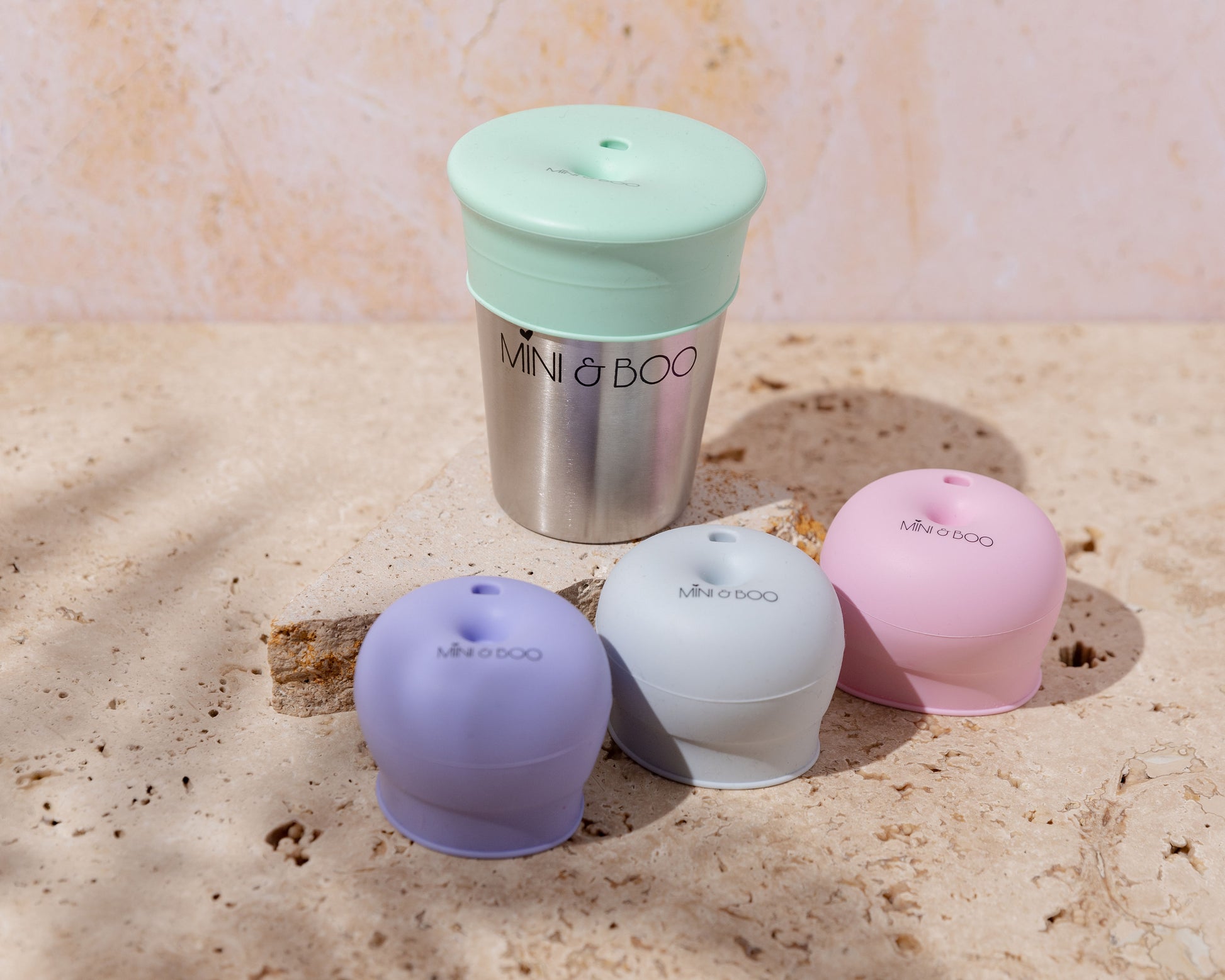 Mini and Boo silicone straw lid – stretchable food-grade silicone lid designed for 350 ml stainless steel cups, fits 5–8.5 cm diameter, BPA-free, lead-free, phthalate-free, leak-resistant for on-the-go use.